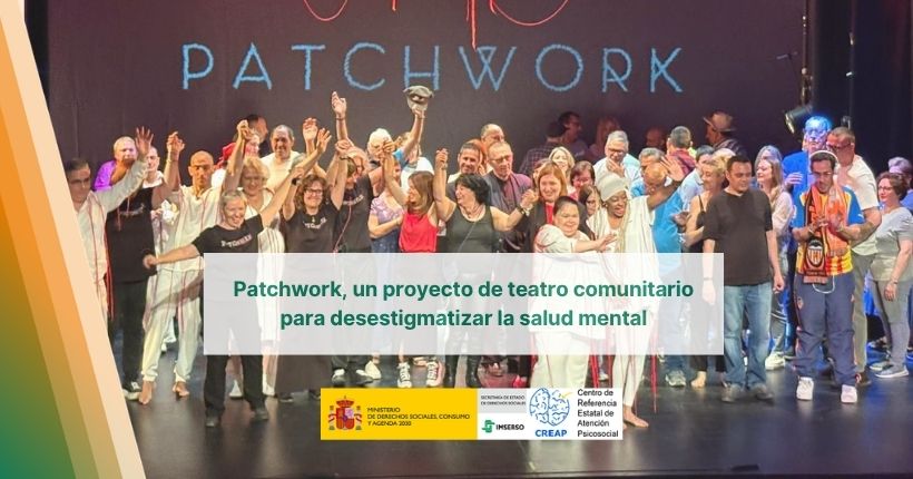 Imagen destacada de la entrada en la que vemos a todas las personas participantes del proyecto de teatro Patchwork en el escenario