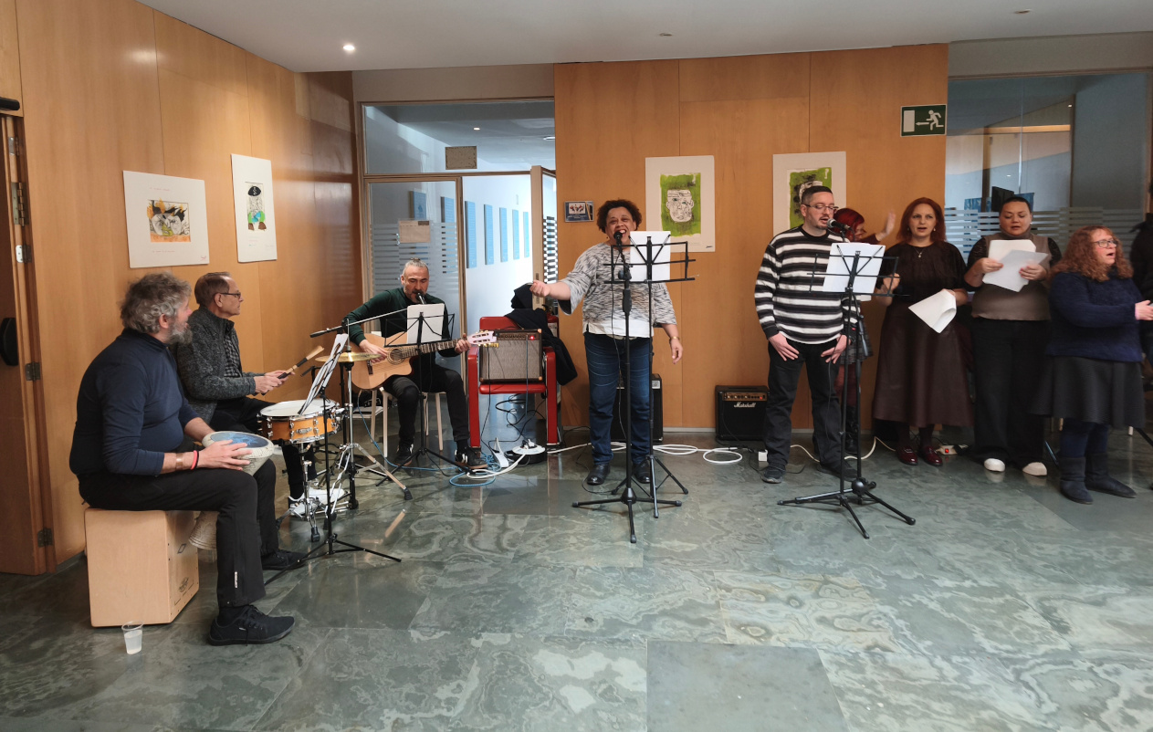 Actuación musical del grupo de canto y combo del Creap