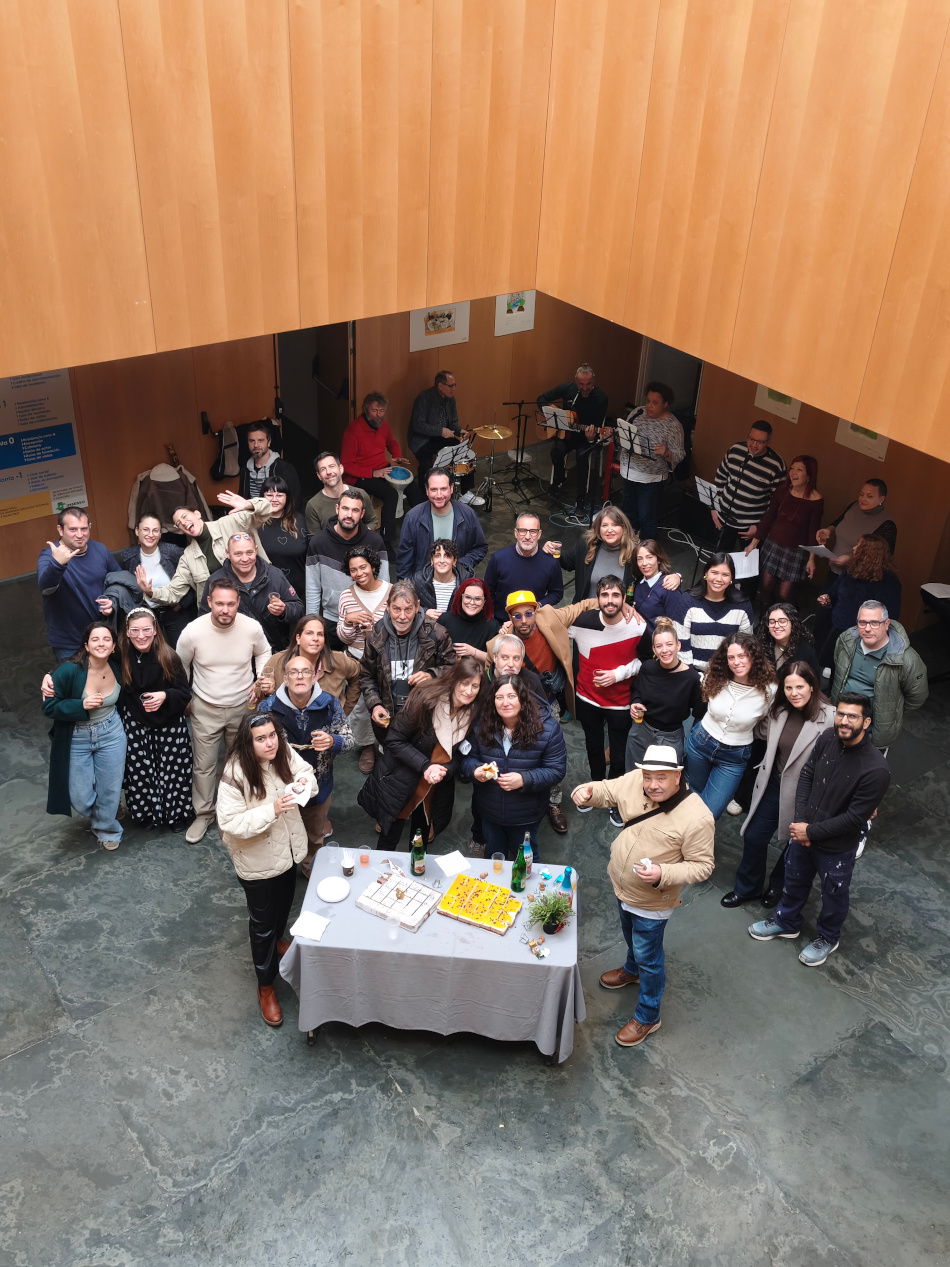 Imagen grupal de los asistentes al evento