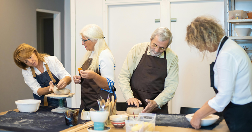 Personas haciendo manualidades.