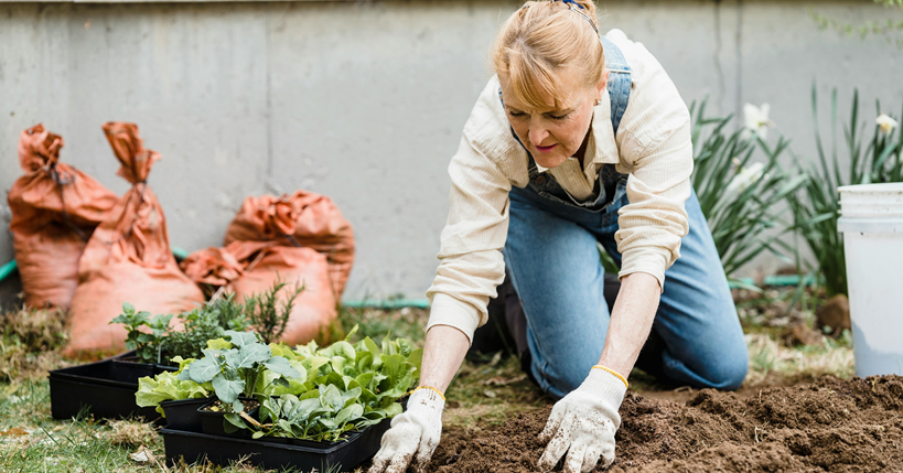 Mujer trabajando en su jardín