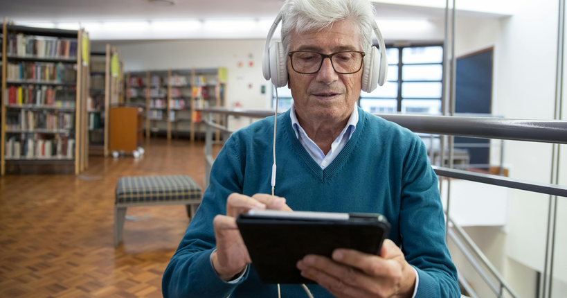 Hombre utilizando una tablet.
