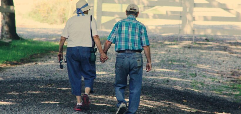 Pareja de personas mayores dadas de la mano