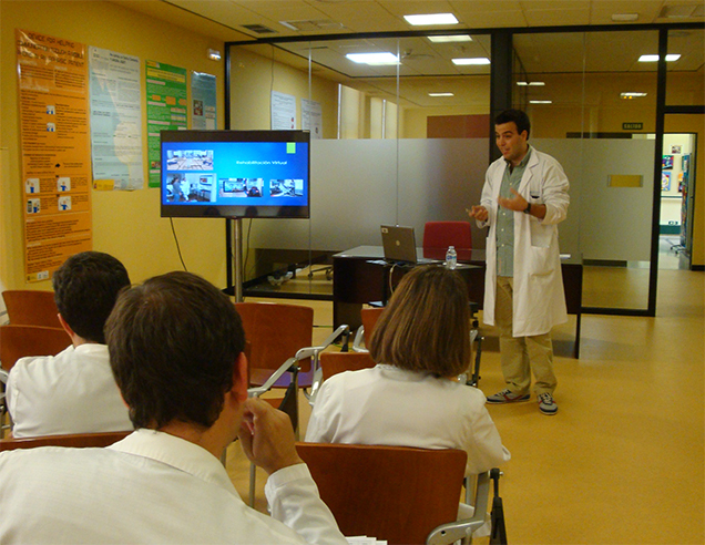 Ezequiel Hidalgo Galache del Hospital Universitario Ramón y Cajal explicando el proyecto a los profesionales del Ceadac. Ezequiel Hidalgo Galache.