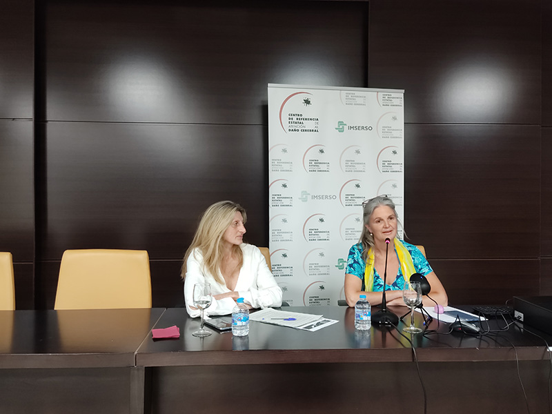 Carmen Higueras y Mireia Serra Vila durante la ponencia.