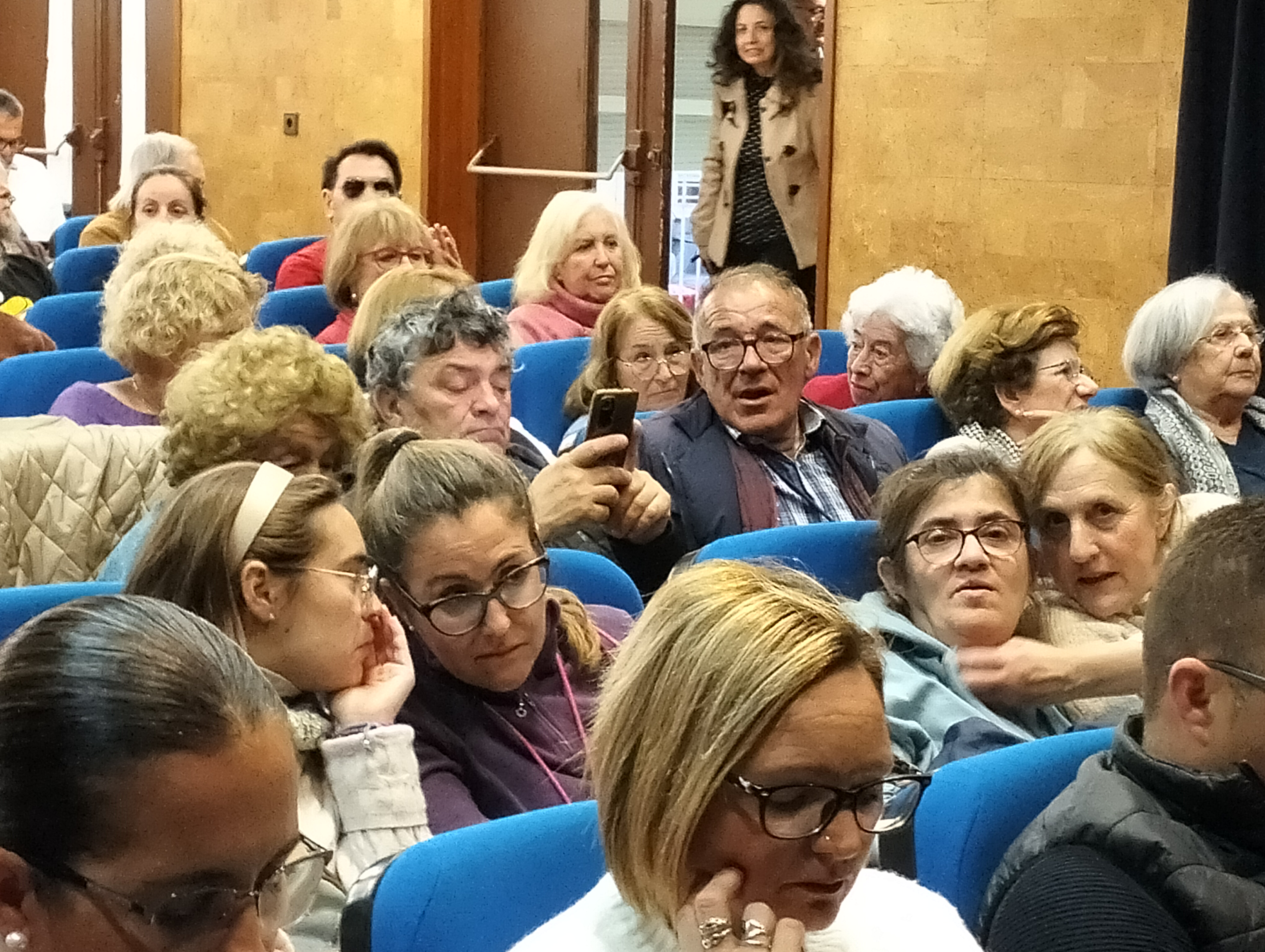 Vista general con las personas asistentes a la obra de teatro representada en la casa de la cultura de San Fernando.