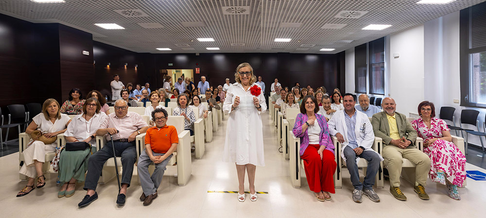 Inmaculada Gómez posando con su premio.